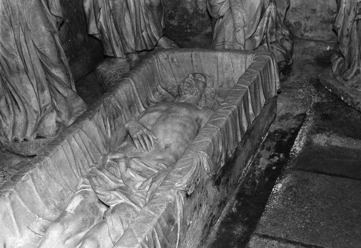 groupe sculpté : Sépulcre, pierre, détail du Christ - © Ministère de la Culture (France), Médiathèque du patrimoine et de la photographie (objets mobiliers), tous droits réservés