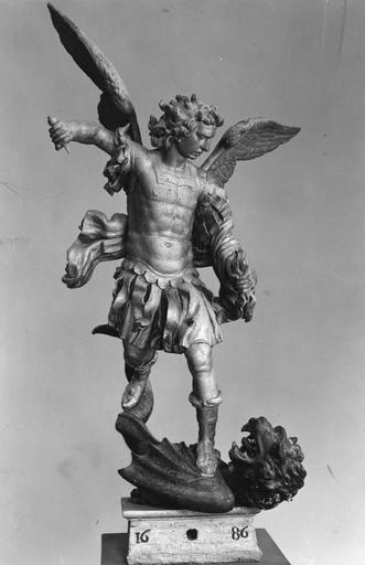 groupe sculpté : Saint Michel terrassant le dragon, bois peint et doré