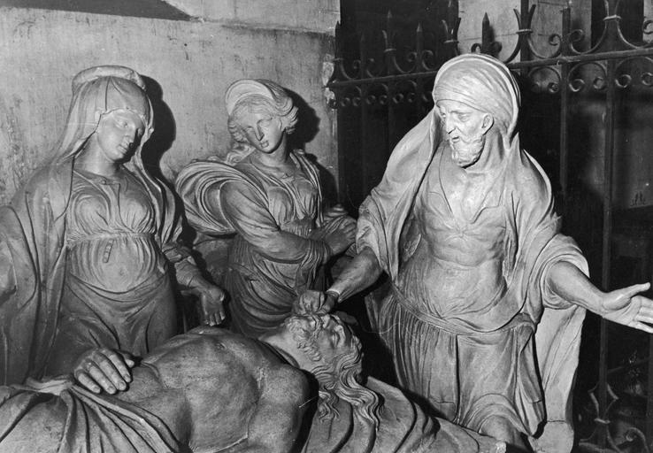 groupe sculpté : Mise au tombeau (La), détail des personnages aux pieds du Christ, pierre - © Ministère de la Culture (France), Médiathèque du patrimoine et de la photographie (objets mobiliers), tous droits réservés