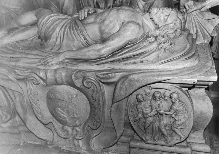 groupe sculpté : Mise au tombeau (La), détail du Christ, pierre - © Ministère de la Culture (France), Médiathèque du patrimoine et de la photographie (objets mobiliers), tous droits réservés