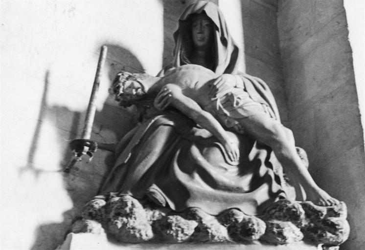 groupe sculpté : Vierge de Pitié, pierre polychrome