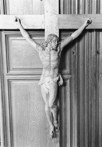 statue : Christ en croix