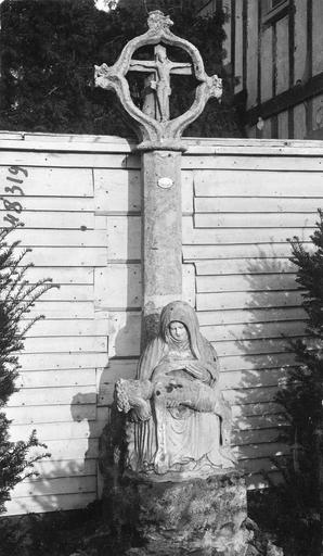 croix de cimetière et groupe sculpté : Vierge de Pitié, pierre