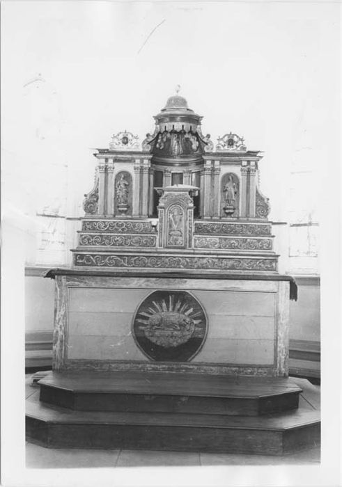 Autel, tabernacle, exposition, gradins d'autel, 2 statuettes (maître-autel)