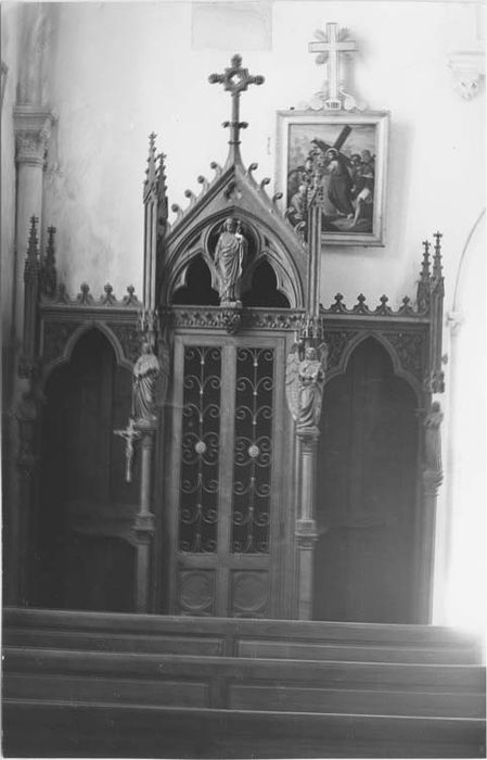 Confessionnal, 5 statuettes : Christ, anges musiciens, saint (?), sainte (?)
