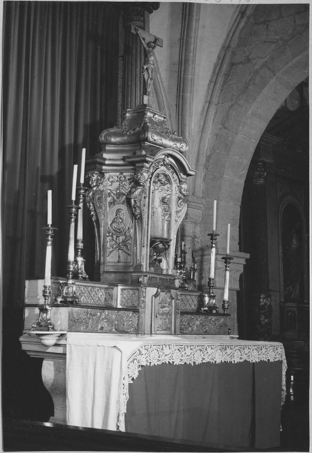 autel, gradins d'autel, tabernacle (maître-autel), de trois quarts