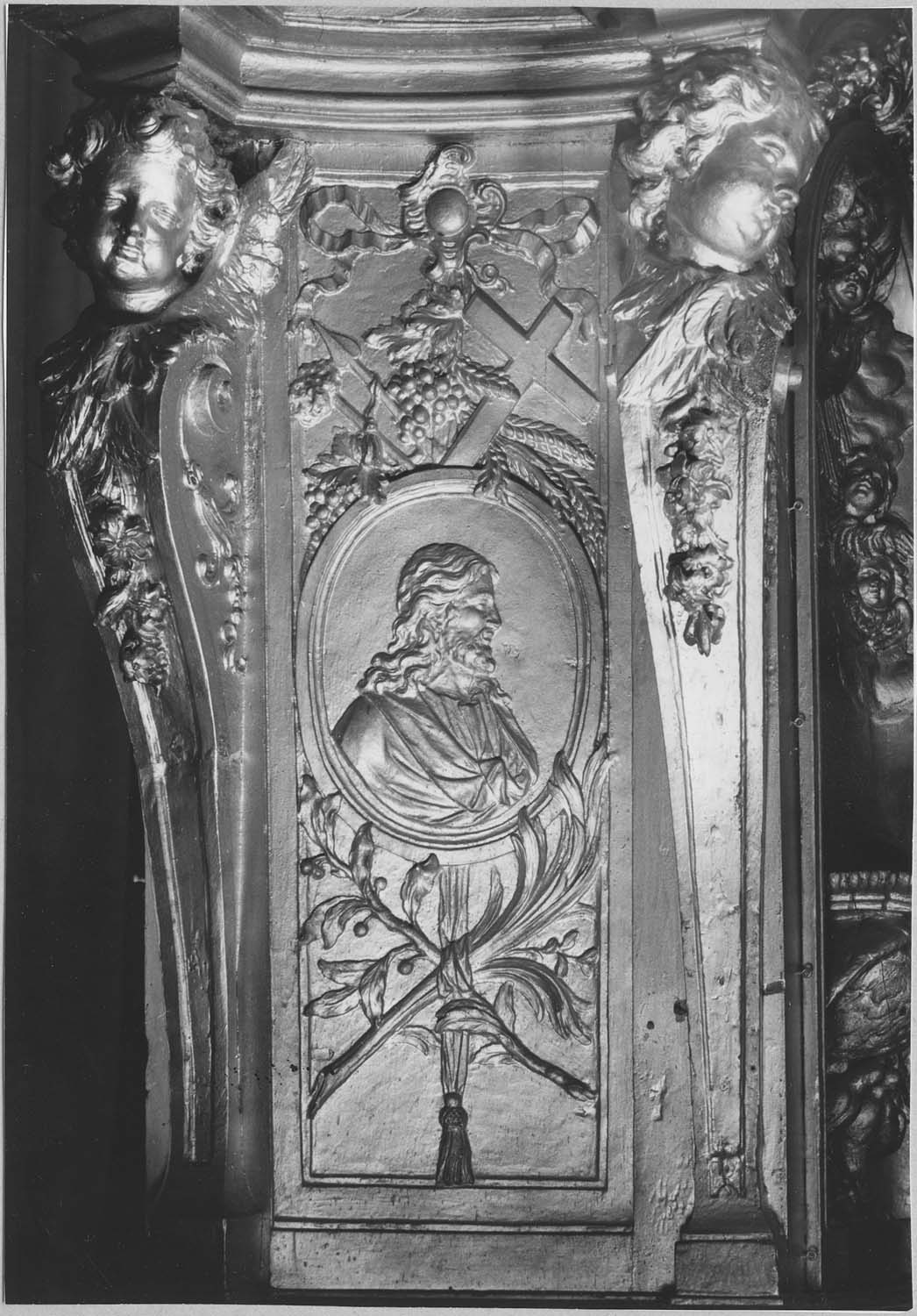 autel, gradins d'autel, tabernacle (maître-autel), de trois quarts