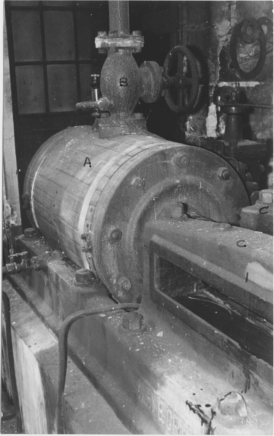 machine à vapeur à piston (machine à vapeur), détail du cylindre, de la vanne d’arrivée de vapeur et des coulisseaux - © Ministère de la Culture (France), Médiathèque du patrimoine et de la photographie, diffusion RMN-GP