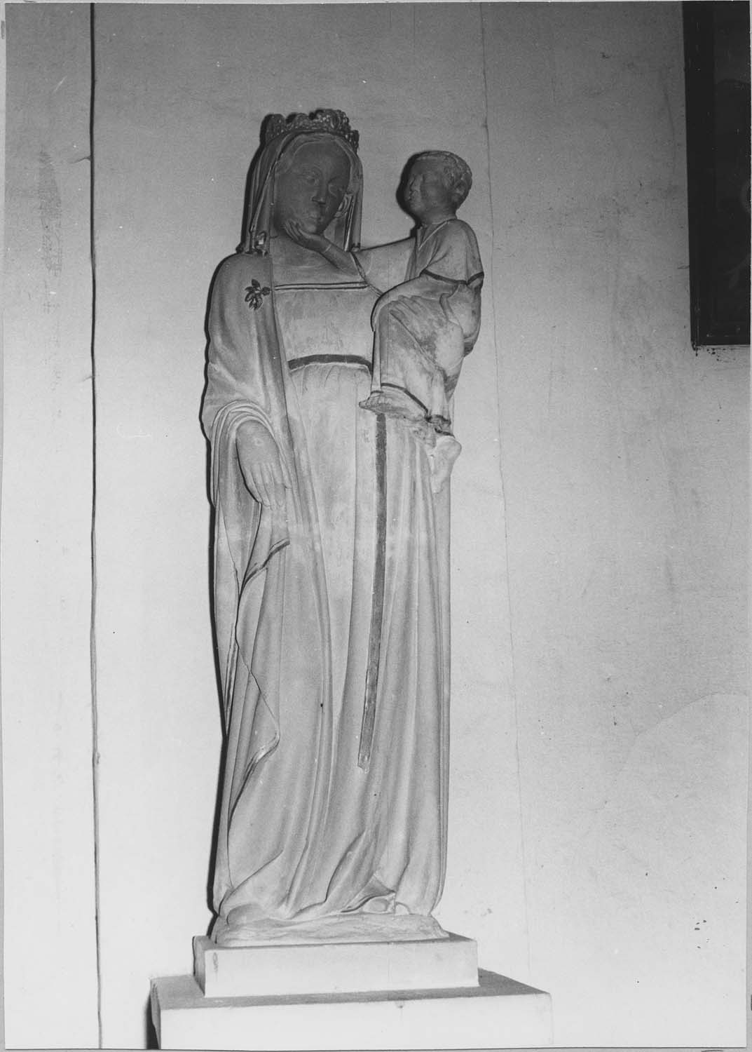 statue : Vierge à l'Enfant