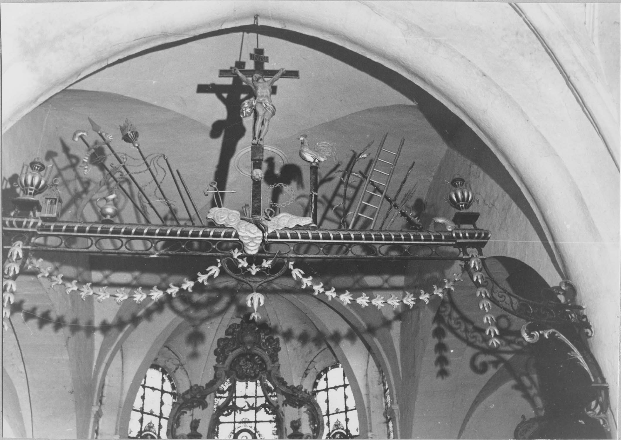 poutre de gloire (arc triomphal) : Instruments de la Passion (Les) - © Ministère de la Culture (France), Médiathèque du patrimoine et de la photographie, diffusion RMN-GP