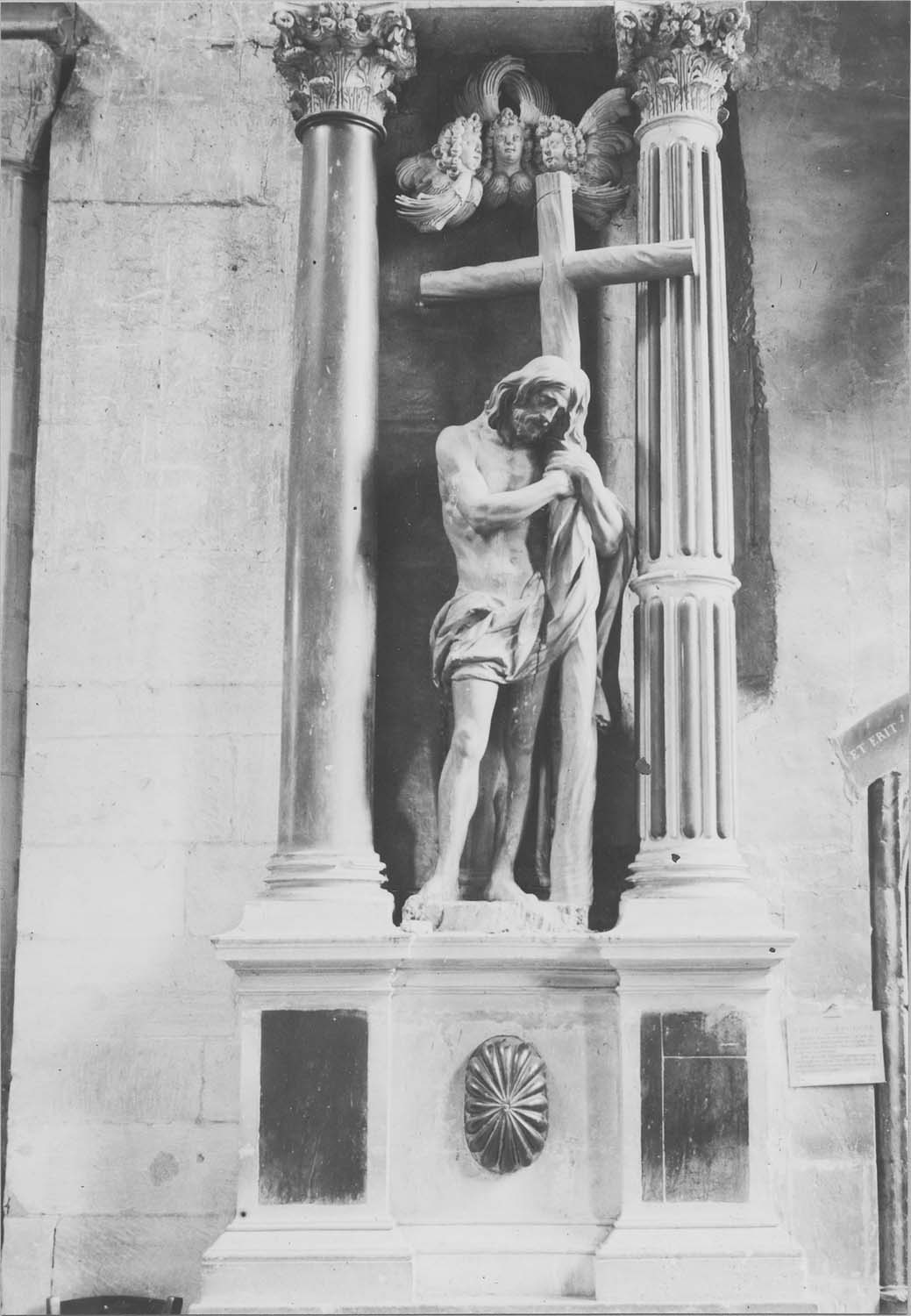 statue : Christ appuyé sur la croix (Le)