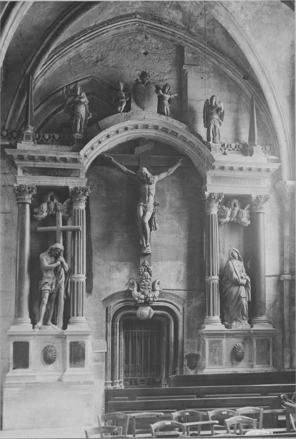 2 statues : Christ appuyé sur la croix (Le), Vierge de douleur (La)