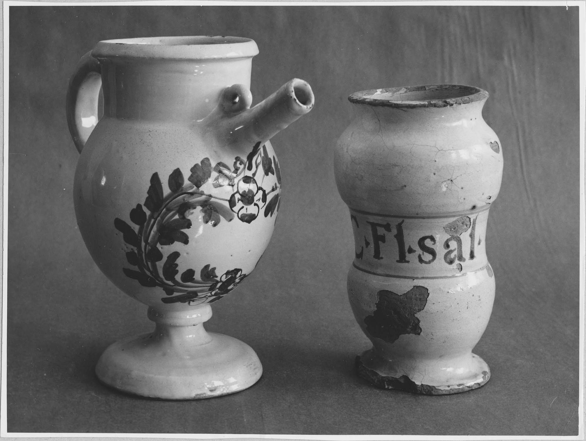 2 pots à pharmacie (chevrette, pot canon) - © Ministère de la Culture (France), Médiathèque du patrimoine et de la photographie, diffusion RMN-GP