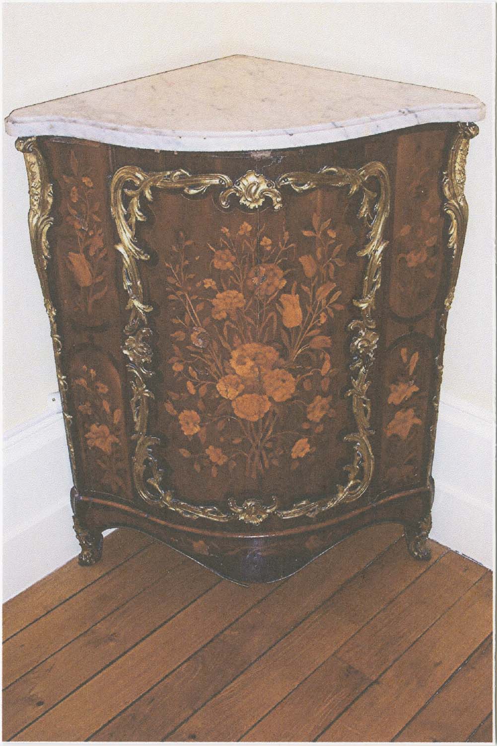 armoire basse en encoignure, marquetées - © Ministère de la Culture (France), Médiathèque du patrimoine et de la photographie, diffusion RMN-GP
