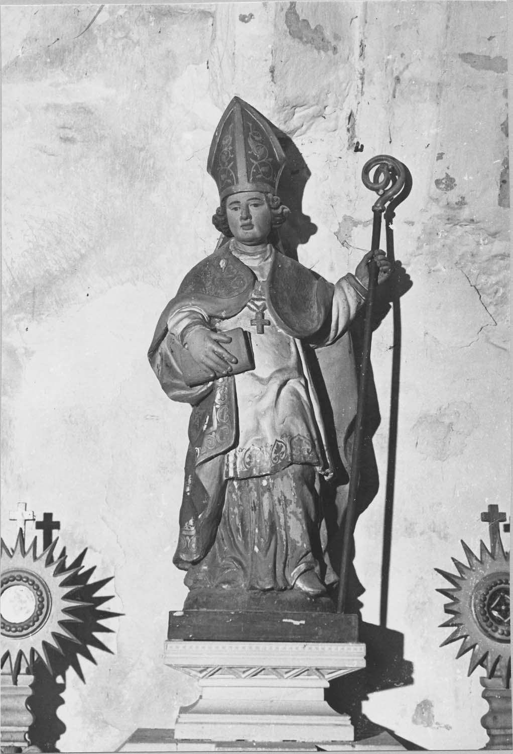 statue : Saint évêque au livre