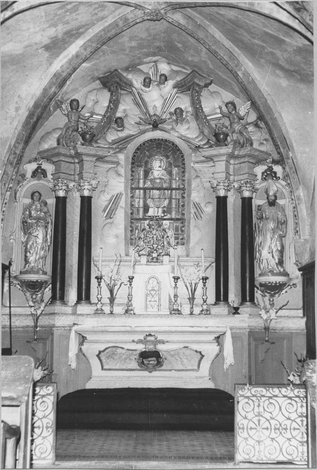 autel, retable, tabernacle, tableau, 2 statues (maître-autel) : la Descente de Croix, Vierge à l'Enfant, Saint Didier en évêque