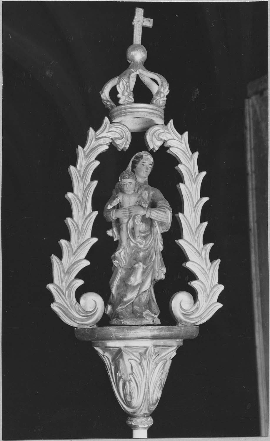 bâton de procession (statuette) : Vierge à l'Enfant
