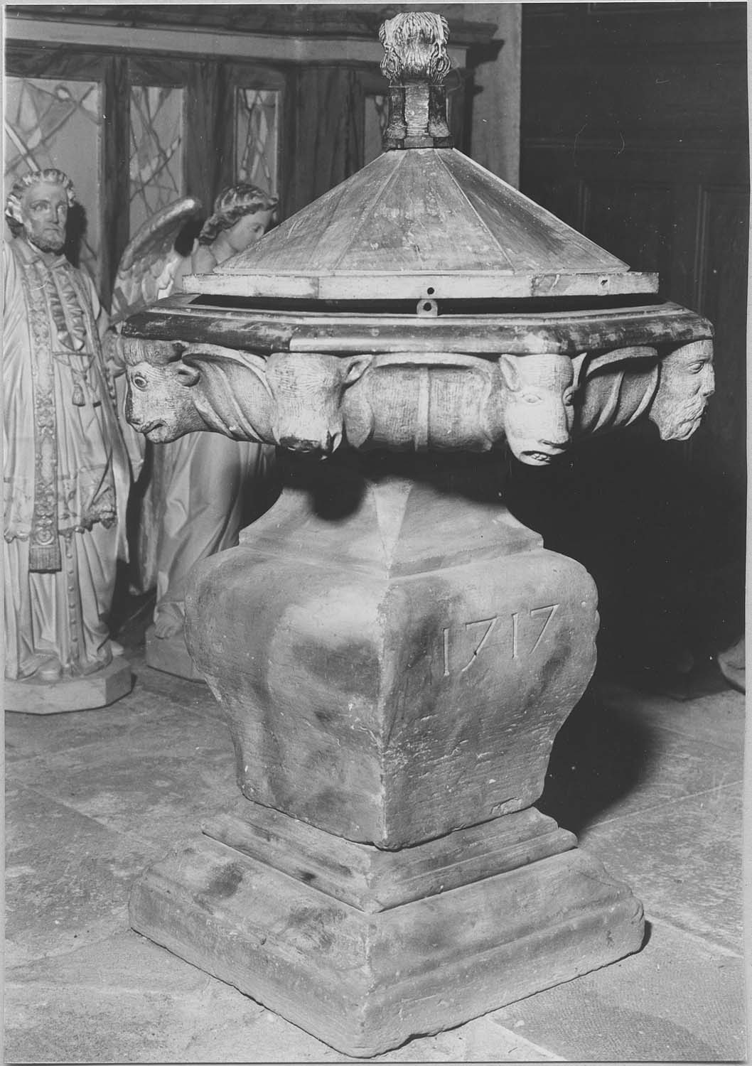 fonts baptismaux, couvercle des fonts baptismaux - © Ministère de la Culture (France), Médiathèque du patrimoine et de la photographie, diffusion RMN-GP