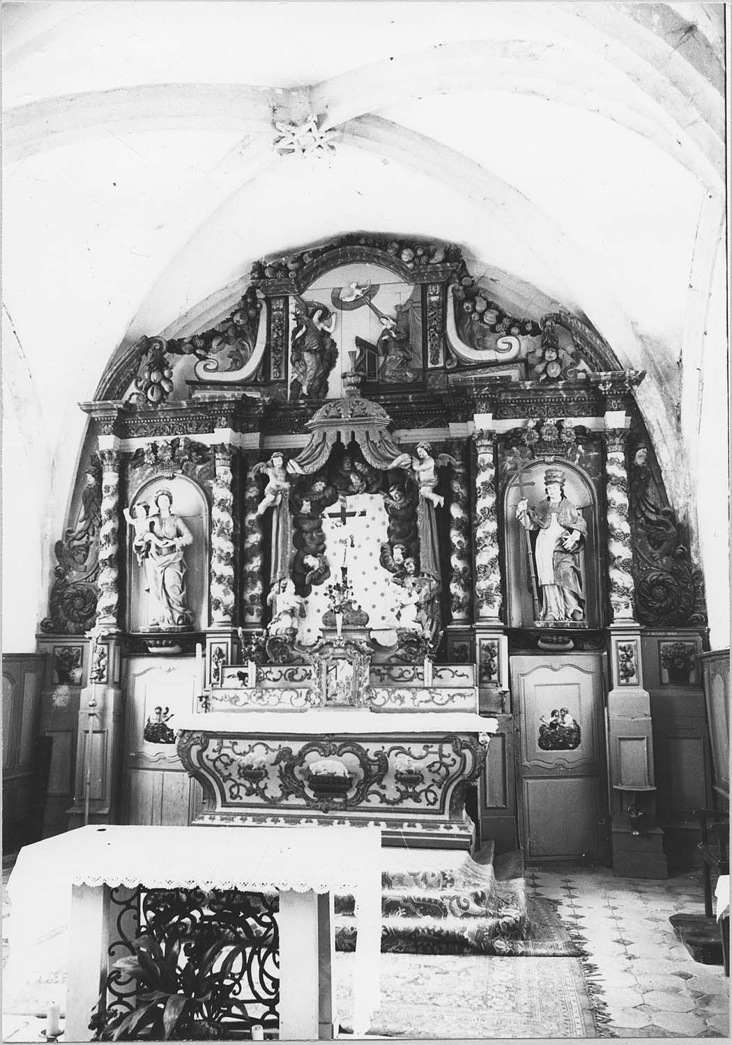 autel, gradins d'autel, tabernacle, retable, 2 statues : Saint pape, Vierge à l'Enfant (maître-autel)