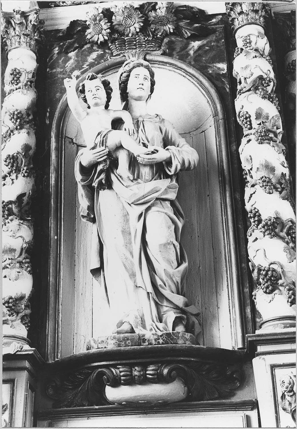 statue : Vierge à l'Enfant (maître-autel)