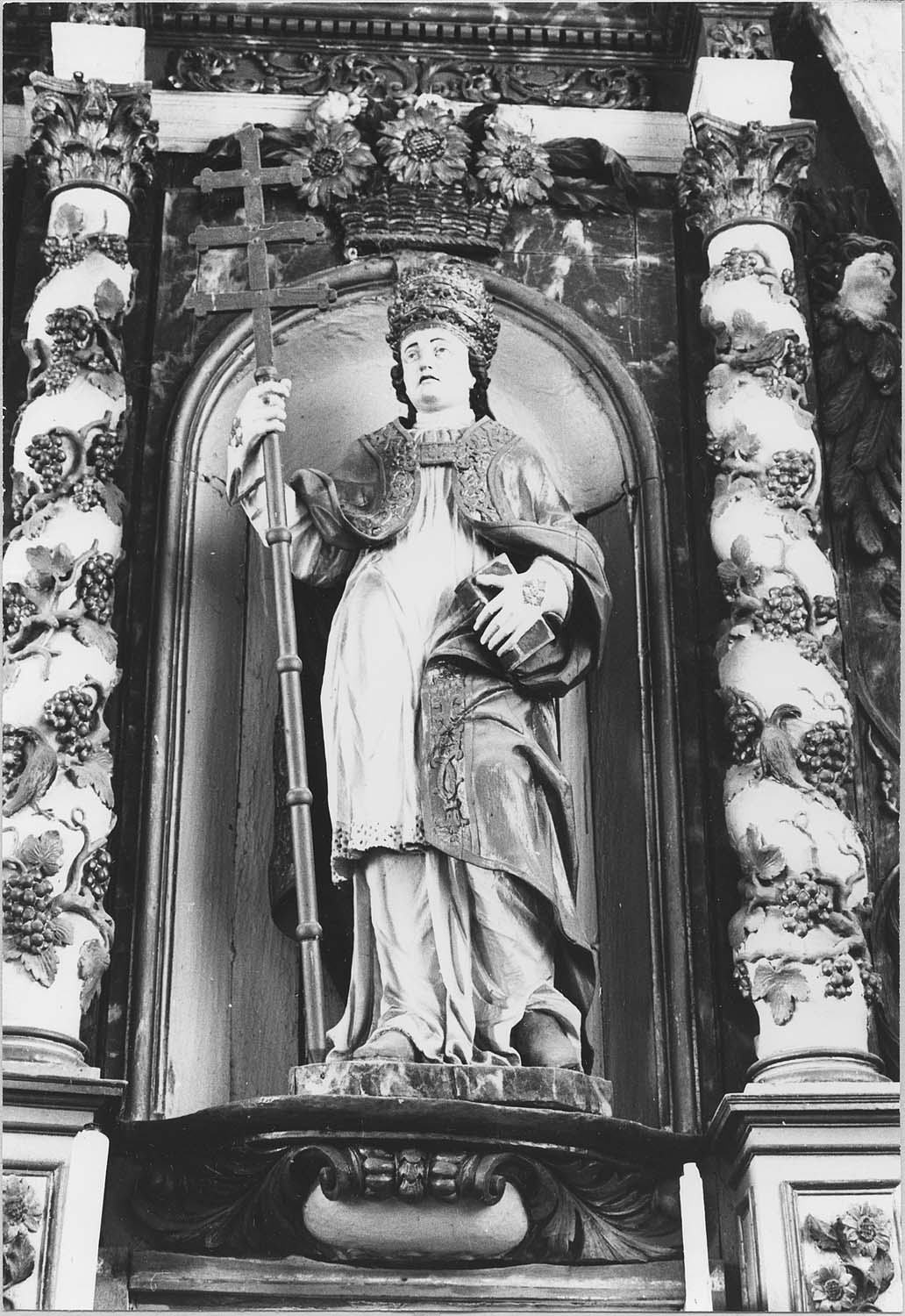 statue : Saint pape (maître-autel)