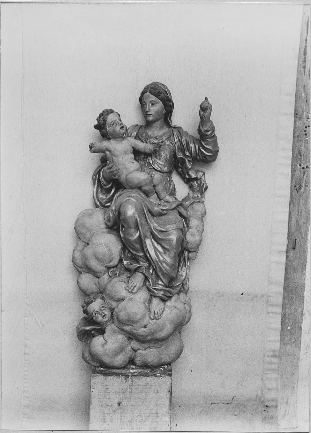 statue : Vierge à l’Enfant (maître-autel)