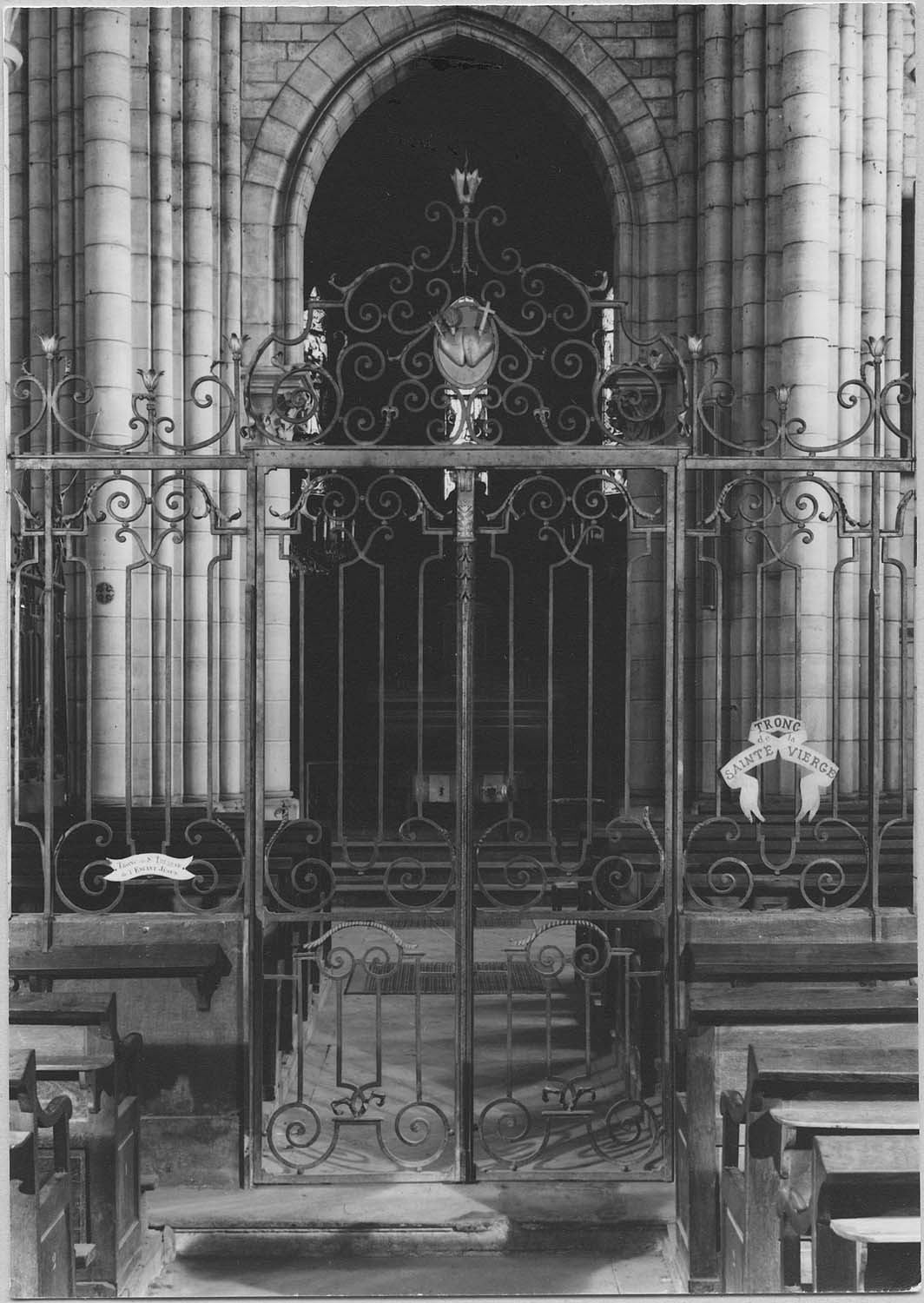 clôtures du choeur et des chapelles latérales (grilles), vue rapprochée