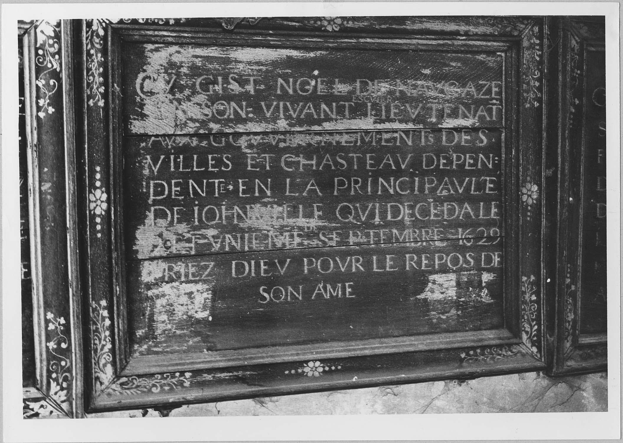 plaque funéraire et son cadre (épitaphe), inscription : « Cy gist Noël de Navcaze... »