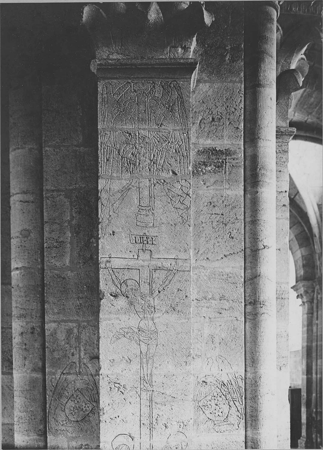 tombeau, bas-relief du chanoine Odot Ferry : Christ en croix entre la Vierge et saint Jean (Le)