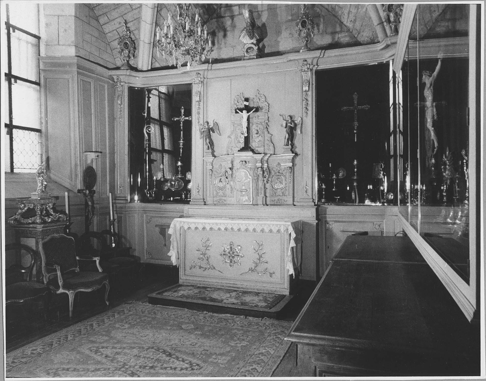 Autel de la chapelle des reliques, tabernacle, 2 statues : Anges adorateurs