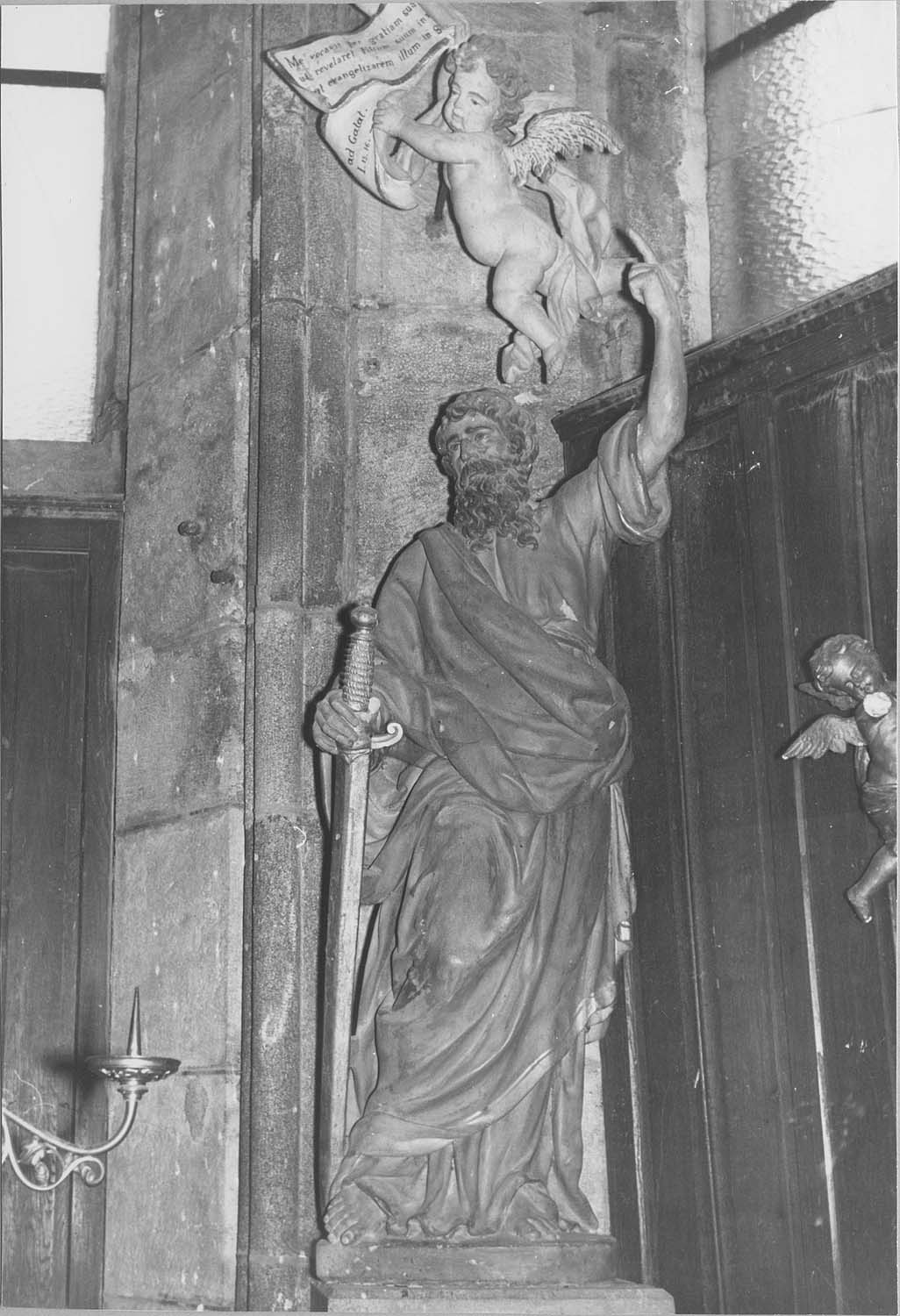 groupe sculpté : Saint Paul, avec un angelot porteur d'un phylactère