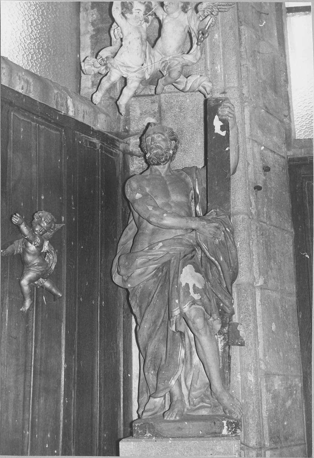 Groupe sculpté : Saint Pierre avec deux angelots porteurs d'attributs