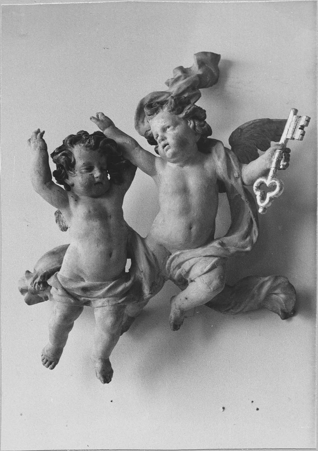 groupe sculpté : deux angelots porteurs d'attributs