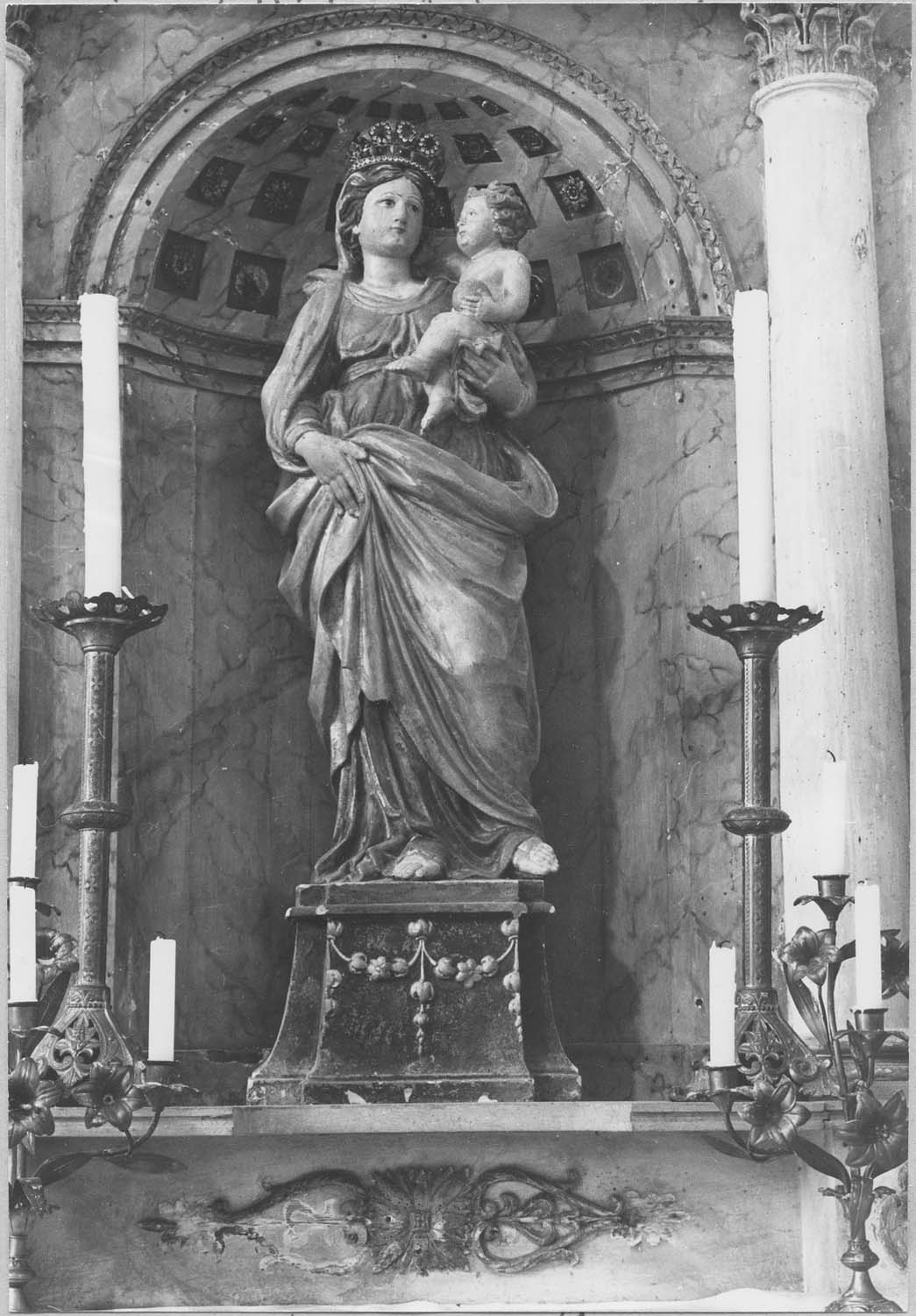 statue : Vierge à l'Enfant