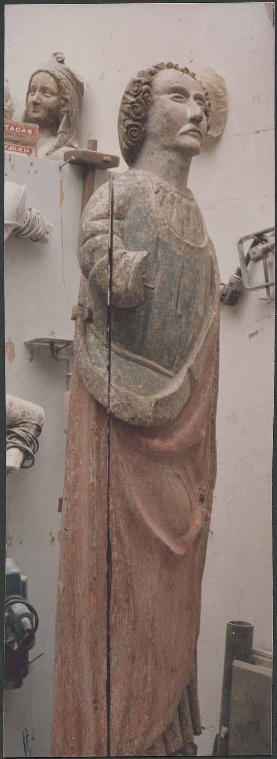 groupe sculpté : Christ en croix entre la Vierge et saint Jean (Le), détail