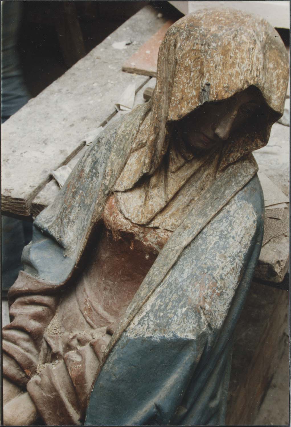 groupe sculpté : Christ en croix entre la Vierge et saint Jean (Le), détail