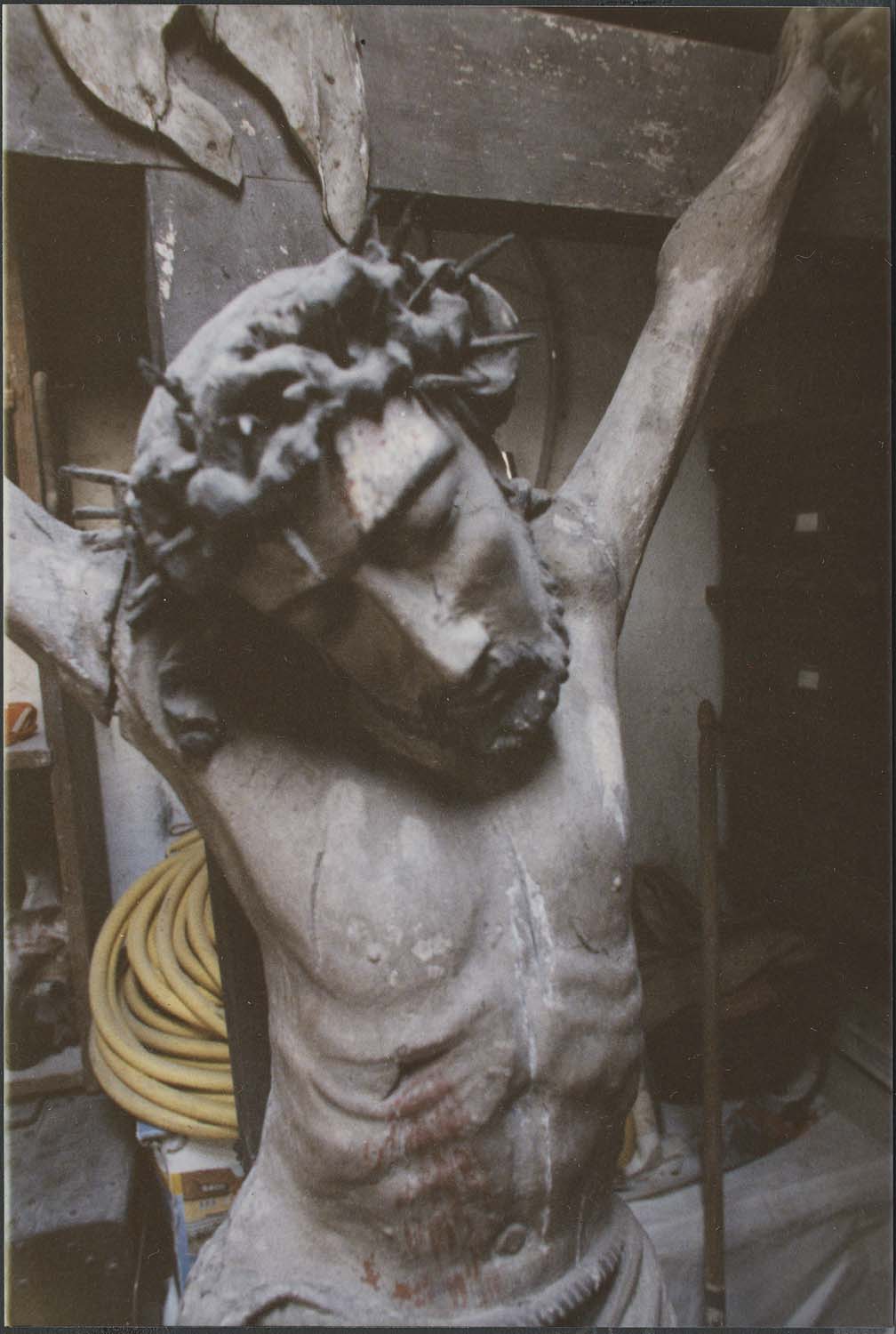 groupe sculpté : Christ en croix entre la Vierge et saint Jean (Le), détail