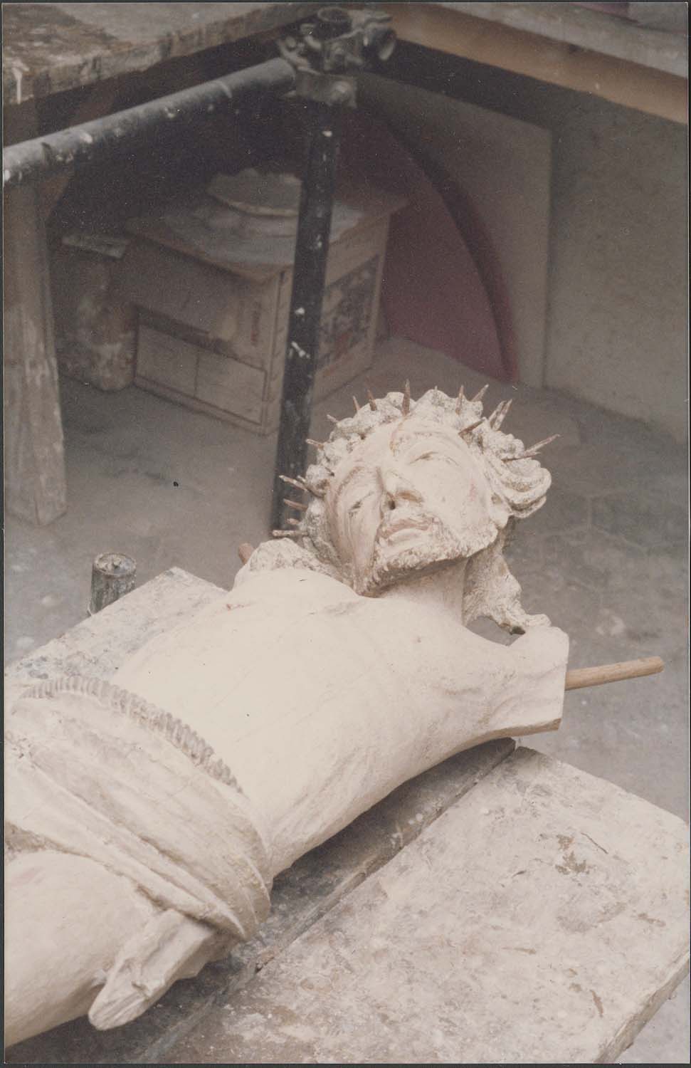 groupe sculpté : Christ en croix entre la Vierge et saint Jean (Le), détail du Christ