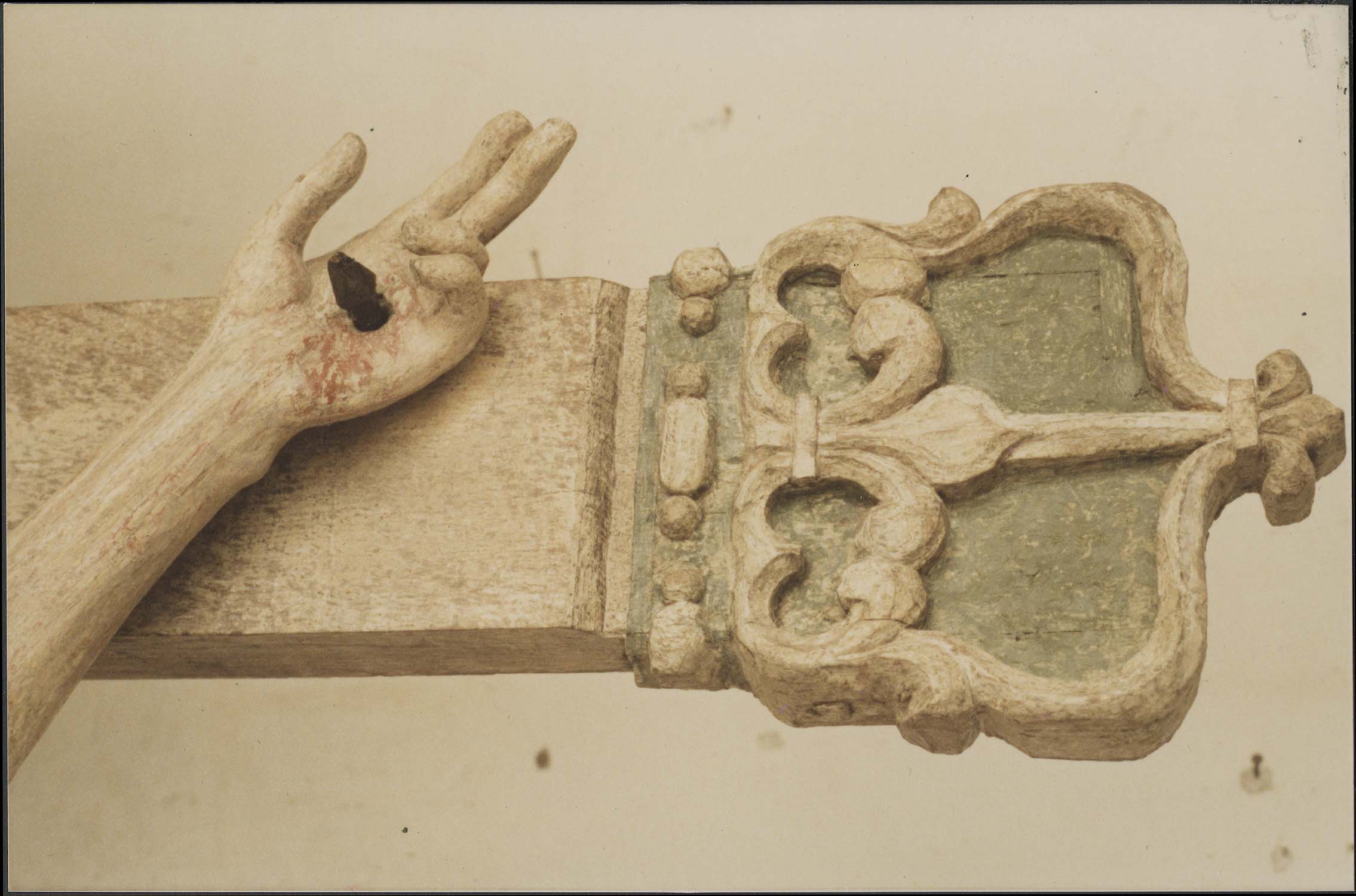 statue : Christ en croix, détail de la main gauche
