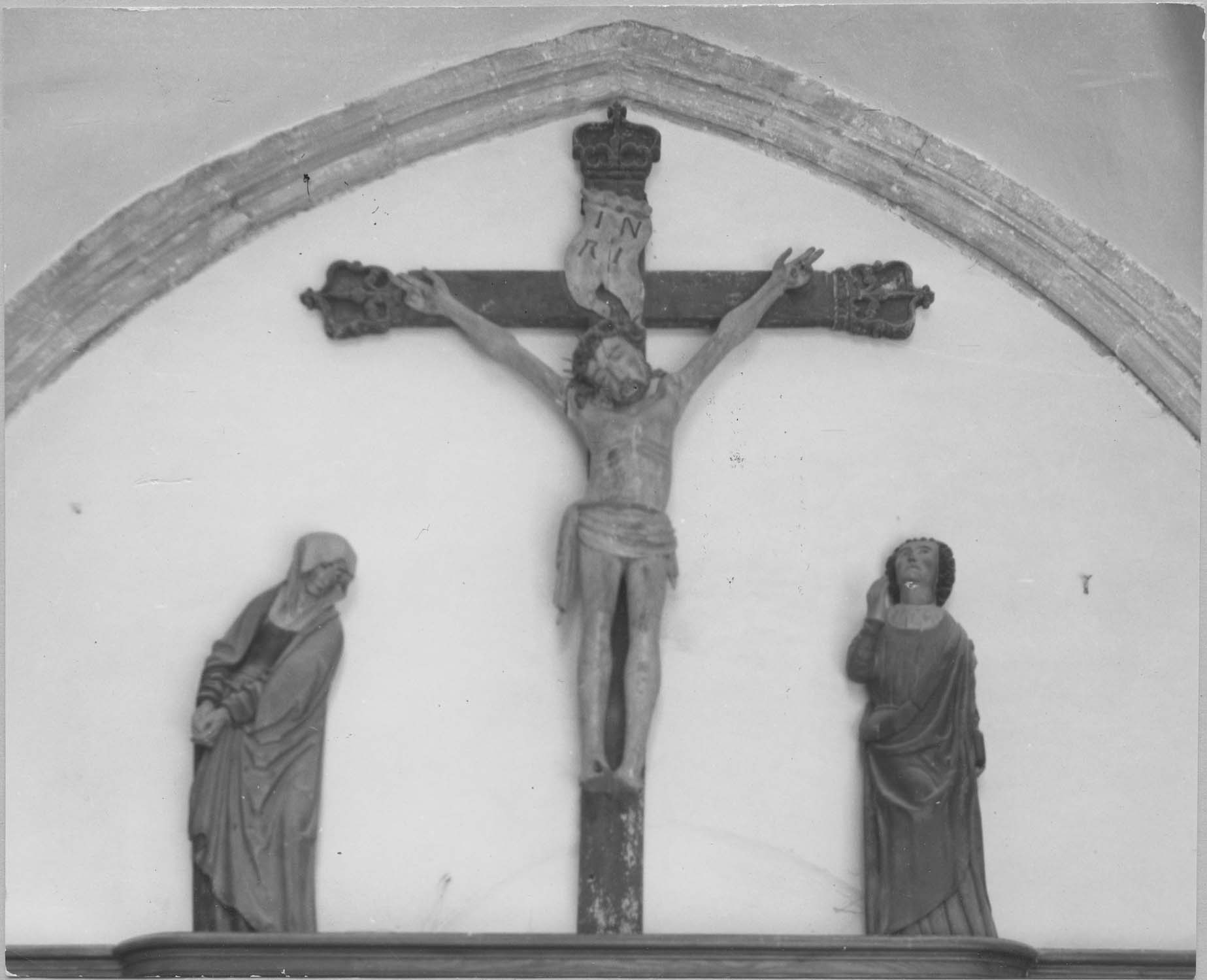 groupe sculpté : Christ en croix entre la Vierge et saint Jean (Le)