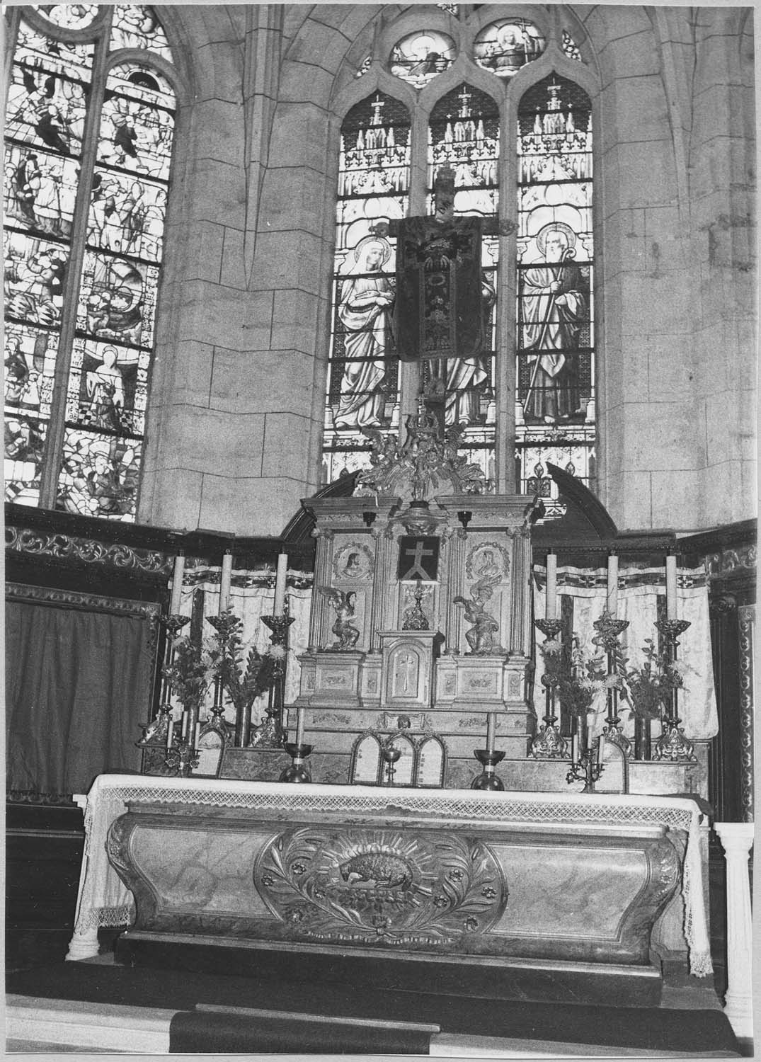 Autel, retable, gradin d'autel, tabernacle, lambris de revêtement (maître-autel, lambris du choeur)