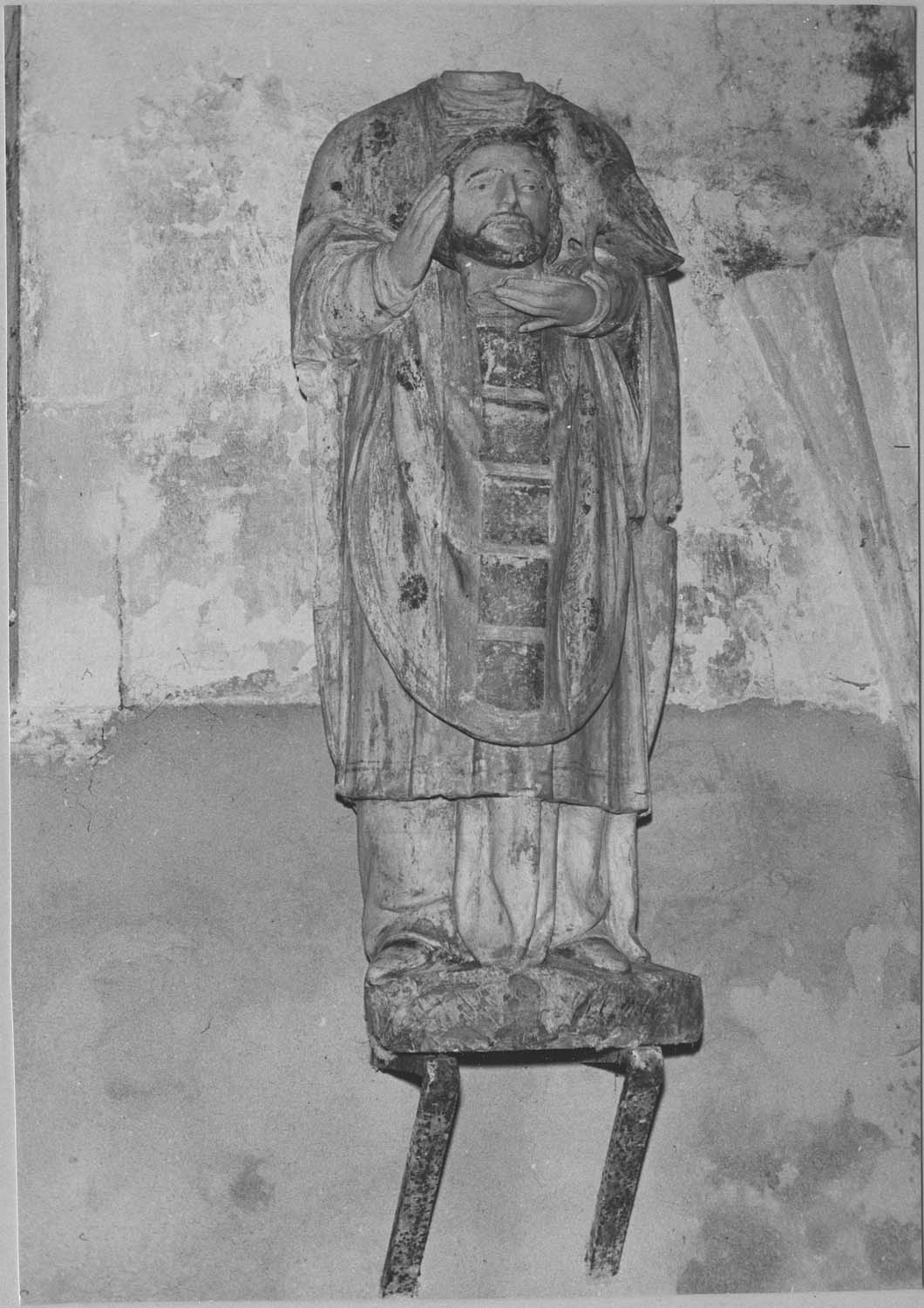 statue : Saint Céphalophore à l'oiseau