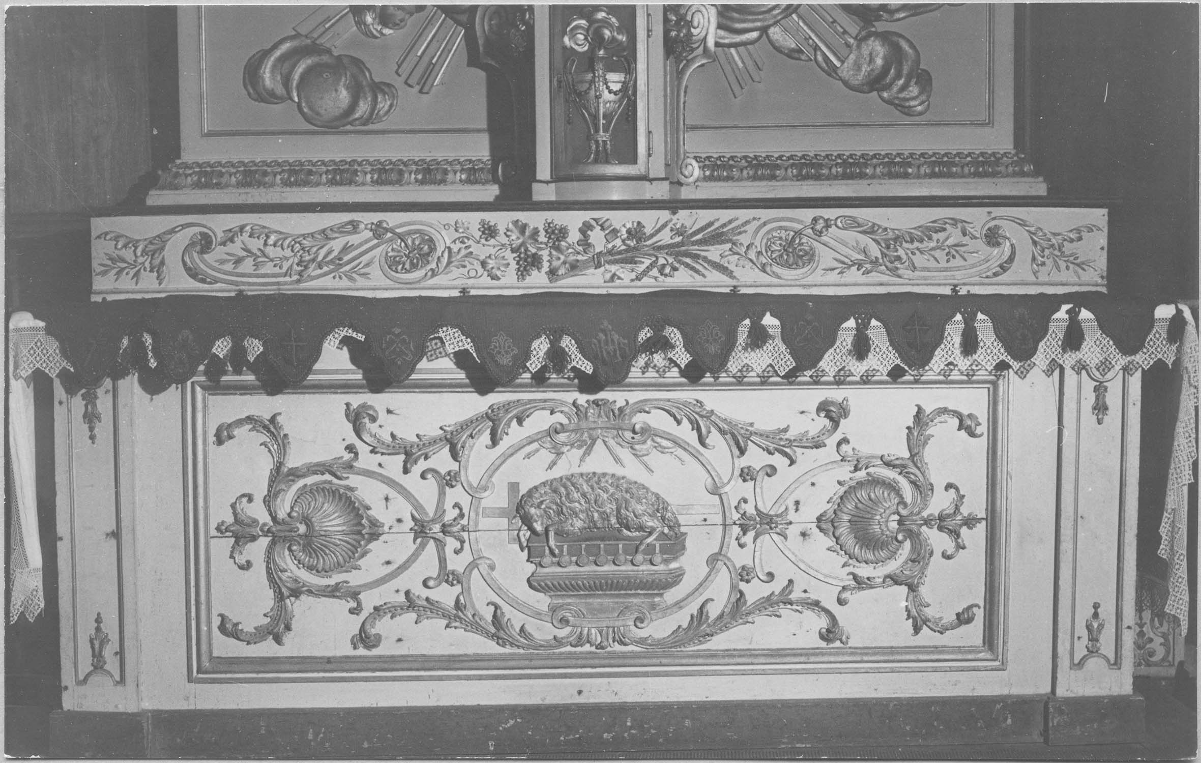 détail de l’antependium (maître-autel, gloire) - © Ministère de la Culture (France), Médiathèque du patrimoine et de la photographie, diffusion RMN-GP