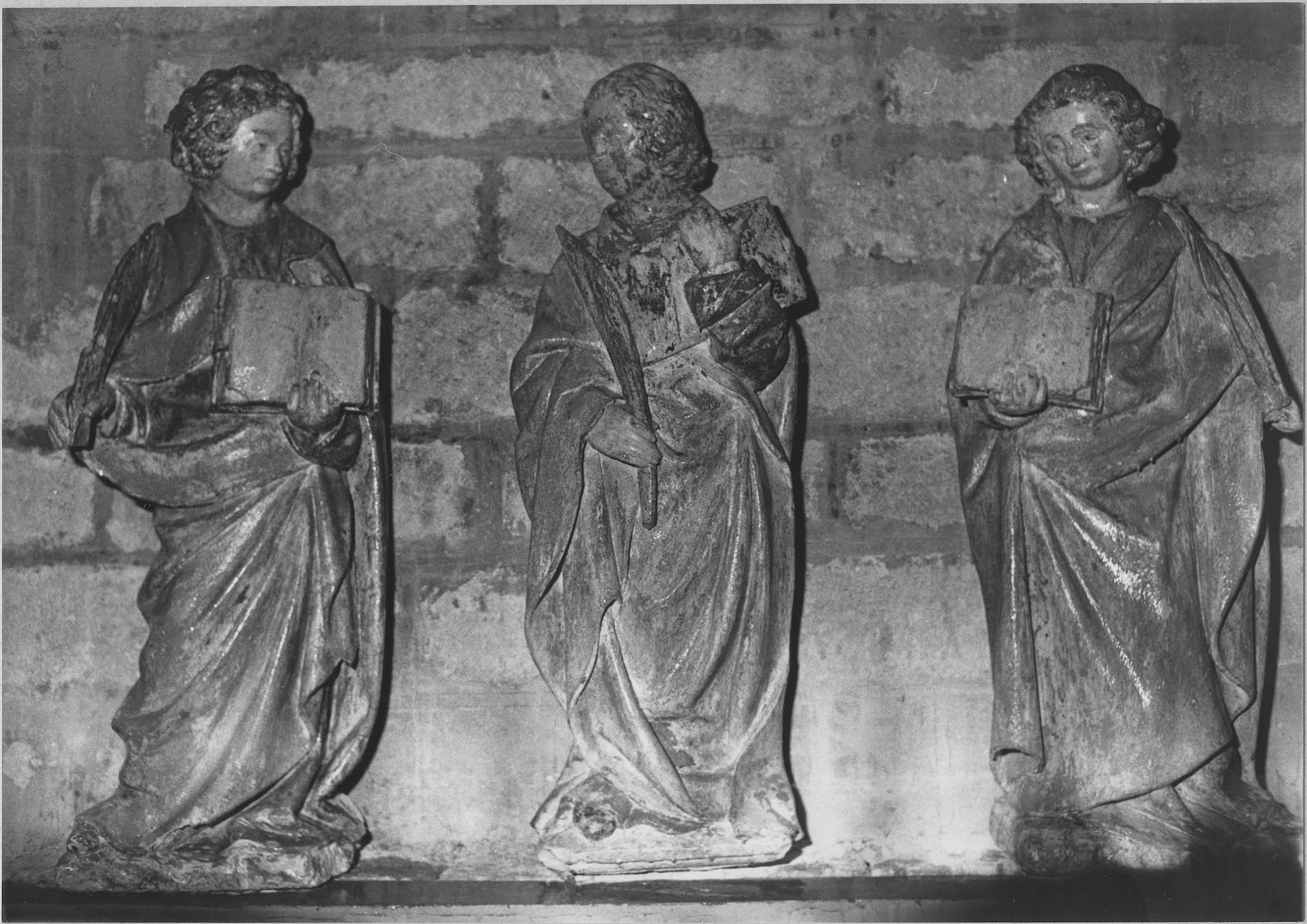 3 statues (statuette) : Personnage porteur de livre et de palme