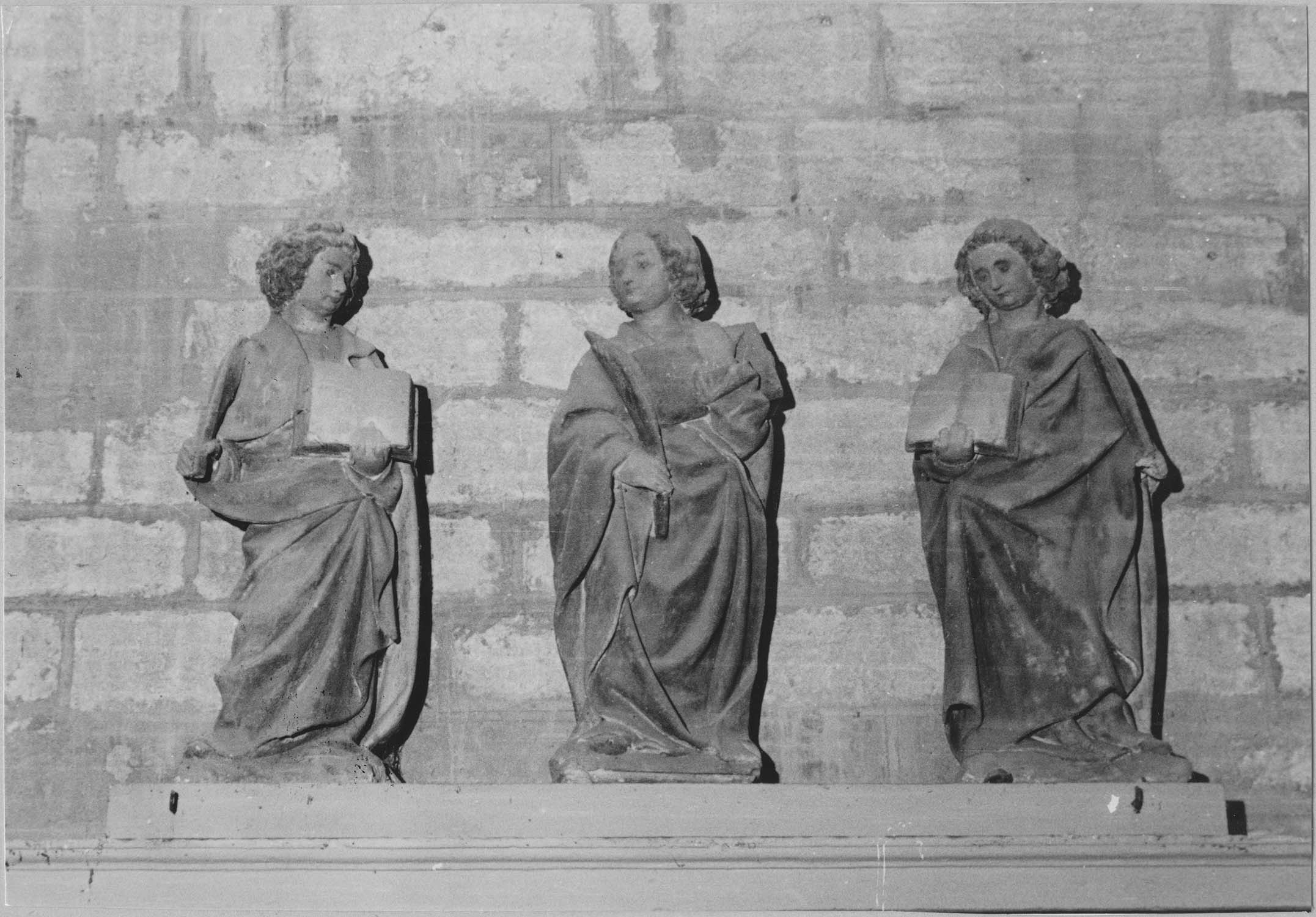 3 statues (statuette) : Personnage porteur de livre et de palme