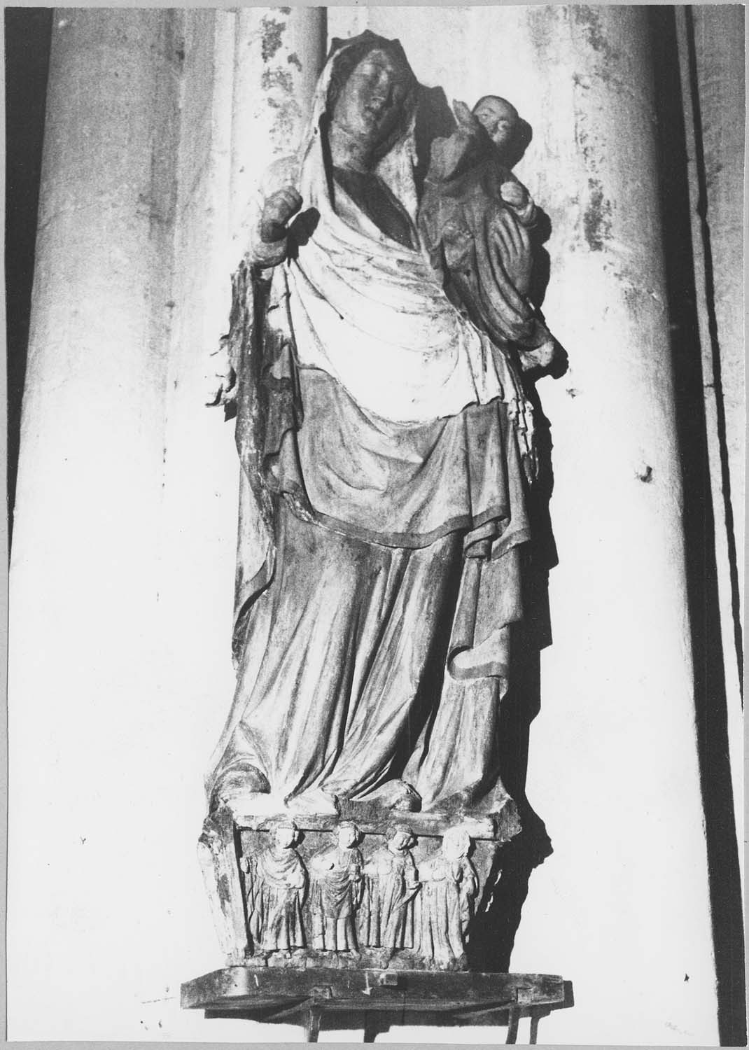 statue : Vierge à l'Enfant