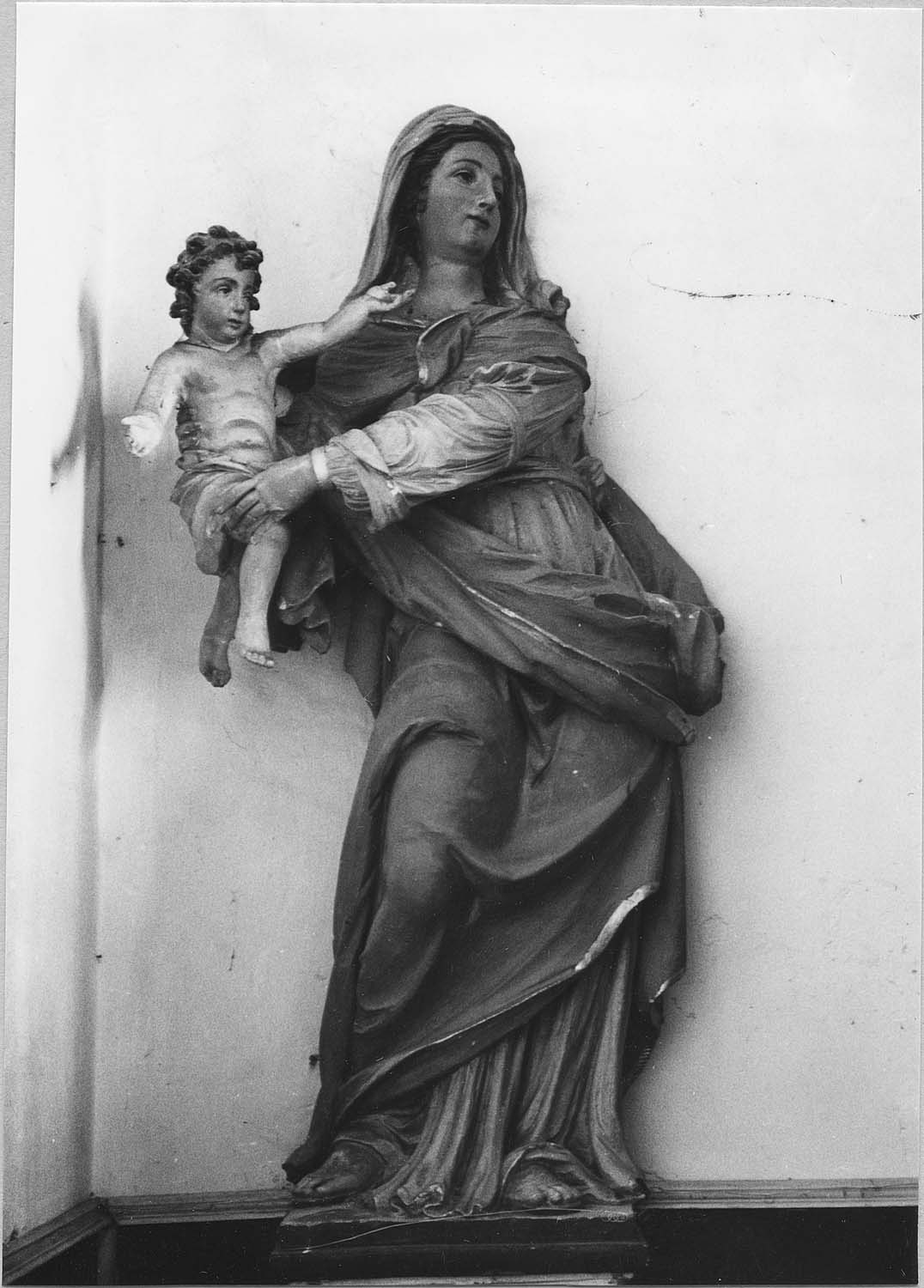 statue : Vierge à l'Enfant