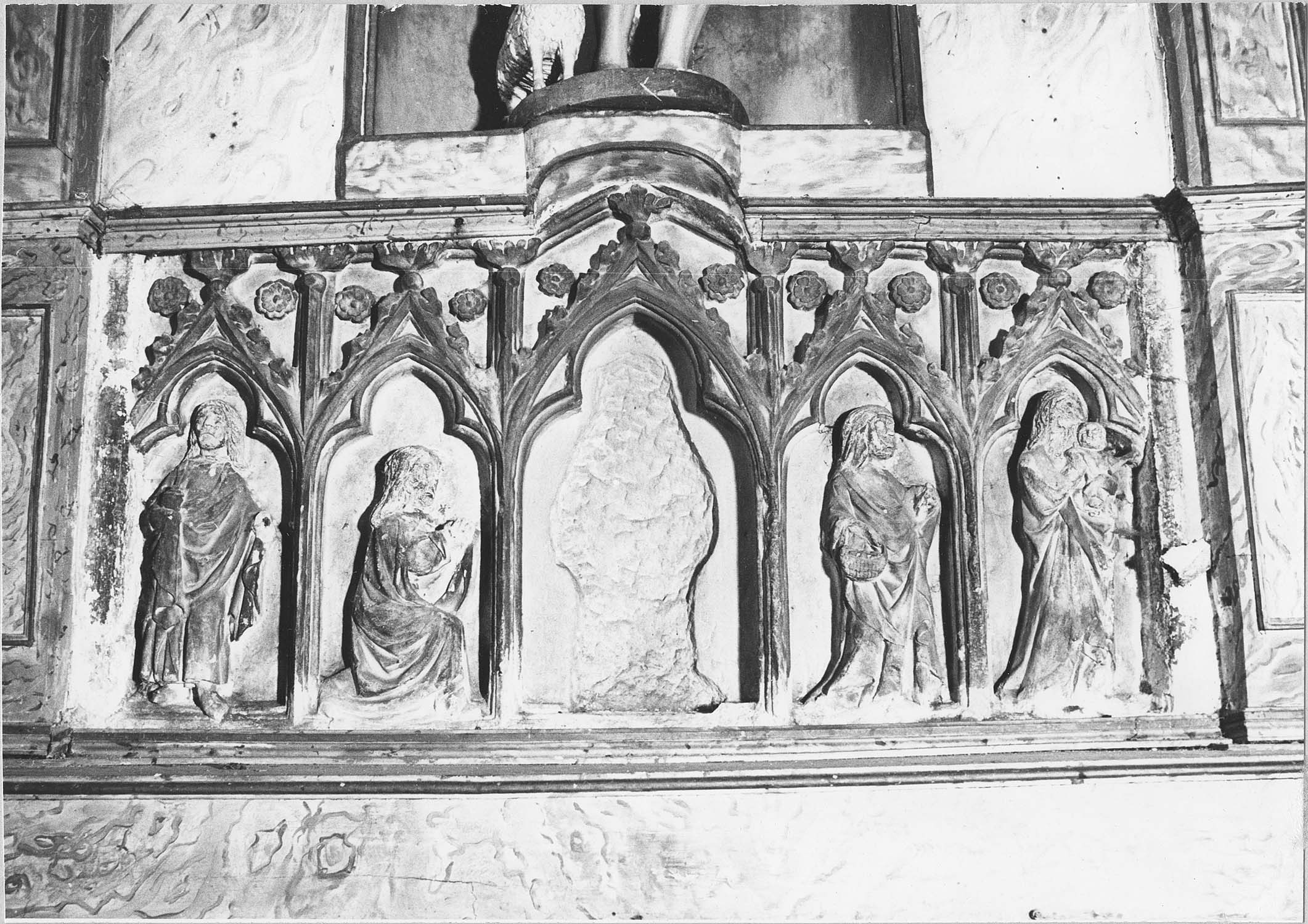 retable, bas-relief : Quatre personnages , vue rapprochée