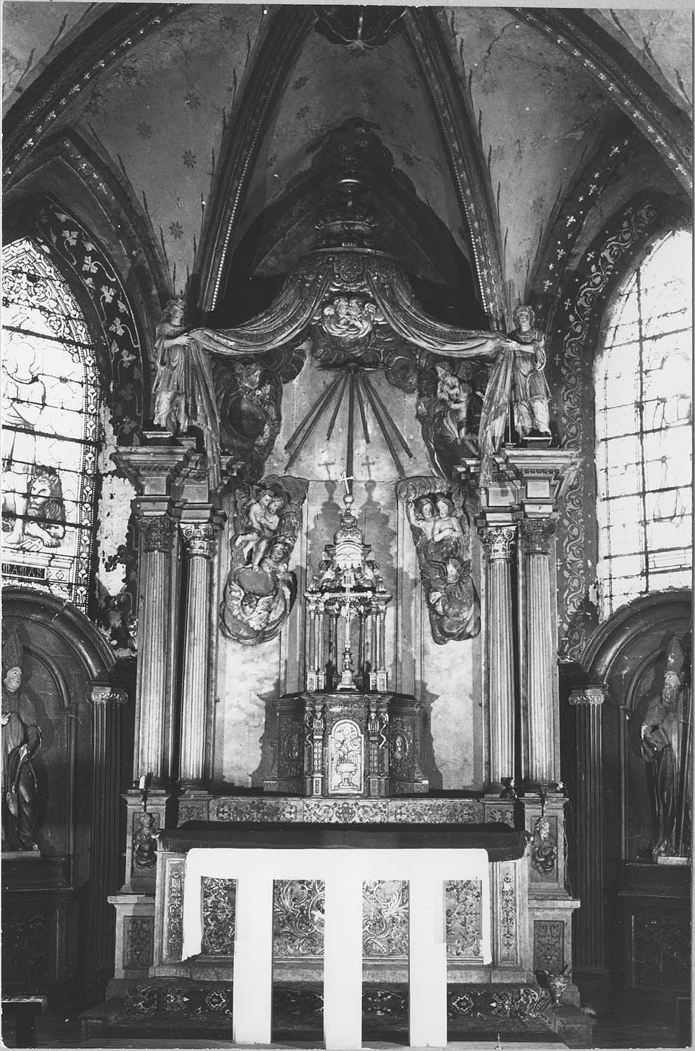 autel, tabernacle, dais d'autel, 2 statues (maître-autel) : Saint Evêque tenant un livre, Saint Evêque - © Ministère de la Culture (France), Médiathèque du patrimoine et de la photographie, diffusion RMN-GP