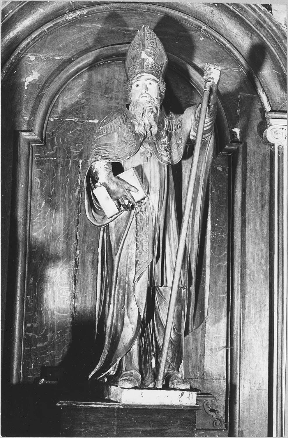 statue (maître-autel) : Saint Evêque tenant un livre - © Ministère de la Culture (France), Médiathèque du patrimoine et de la photographie, diffusion RMN-GP